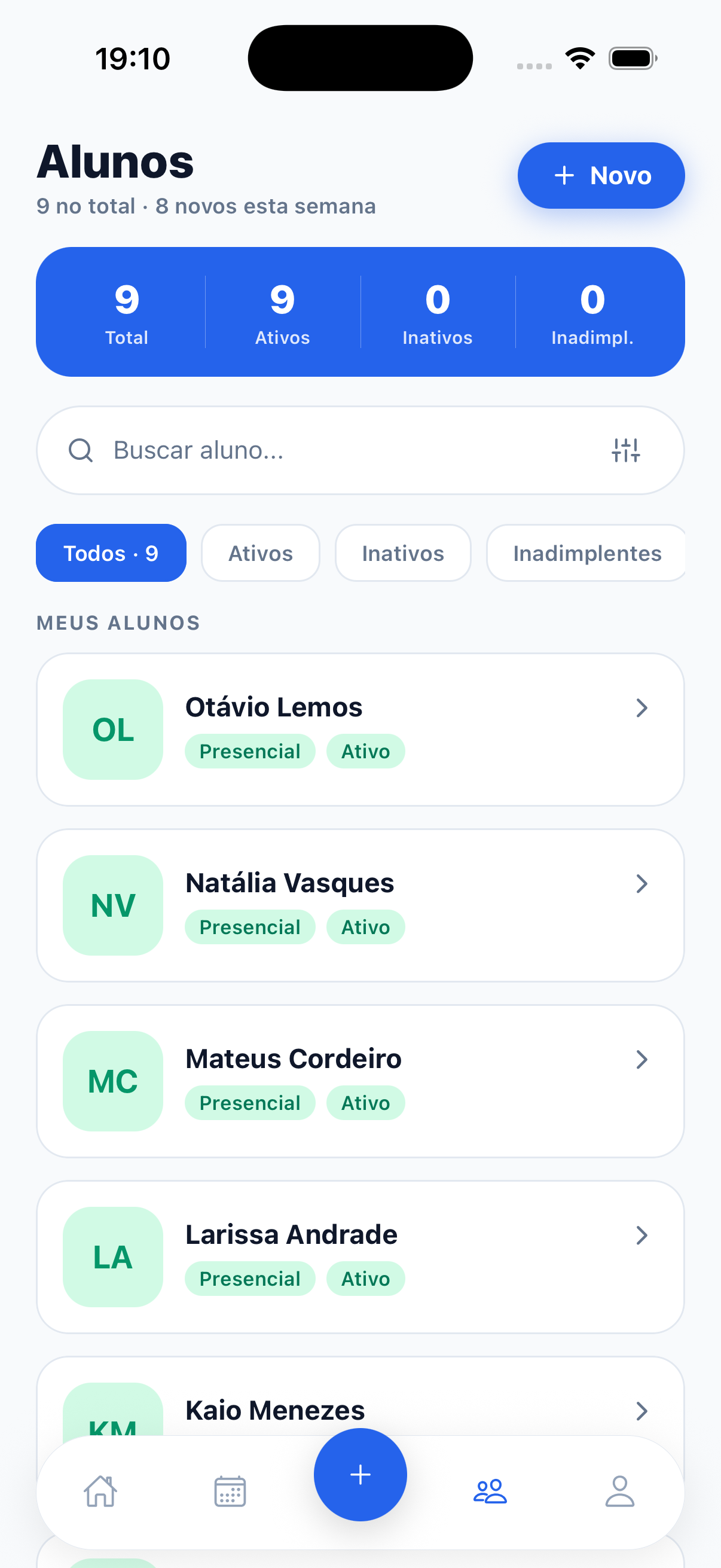Lista de alunos do profissional: total, ativos, inadimplentes, busca e filtros